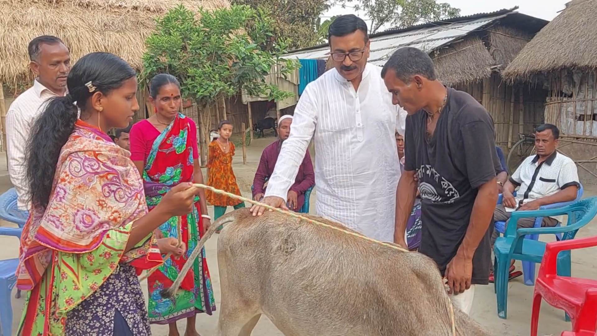 অন্ধ পরিবারের পাশে দাড়ালেন ভাষা সৈনিকের পুত্র ফিলিপ