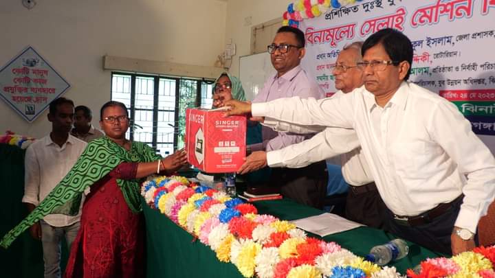 ঝিনাইদহে প্রশিক্ষিত দুস্থ যুব মহিলাদের মাঝে সেলাই মেশিন বিতরণ