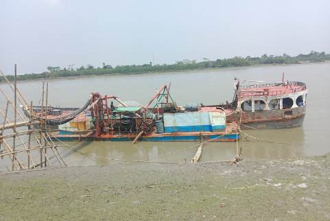 দাকোপে অবৈধ পন্থায় বালি উত্তোলন চলছেই,অচিরেই বিলিন হতে পারে অনেক এলাকা