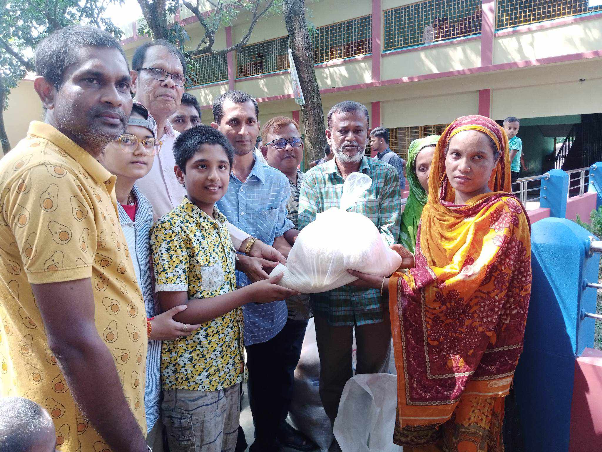 ফুলবাড়ীতে ২ শতাধিক বন্যার্তদের মাঝে ত্রান বিতরণ করেছে গুপ্তা প্লাইউড