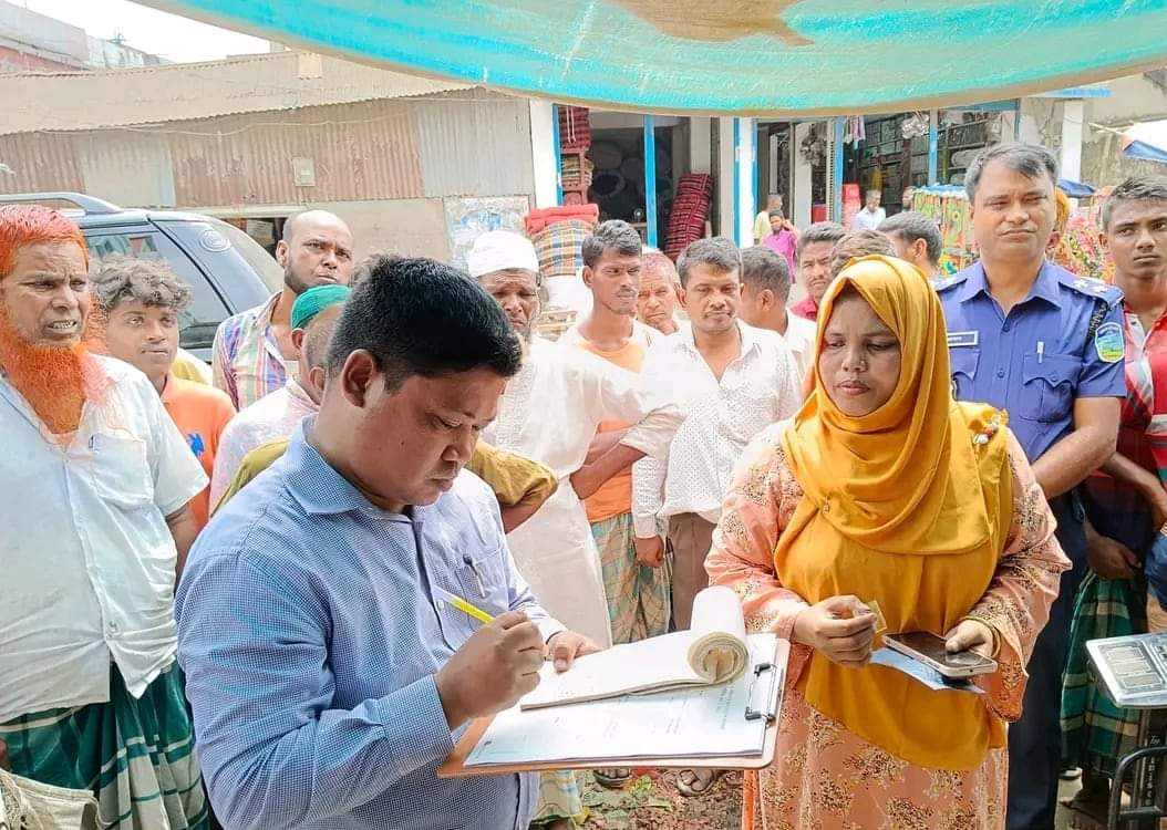 মাদারগঞ্জে অতিরিক্ত মুল্যে কাঁচামাল বিক্রি করায় ৪ ব্যবসায়িকে   জরিমানা 