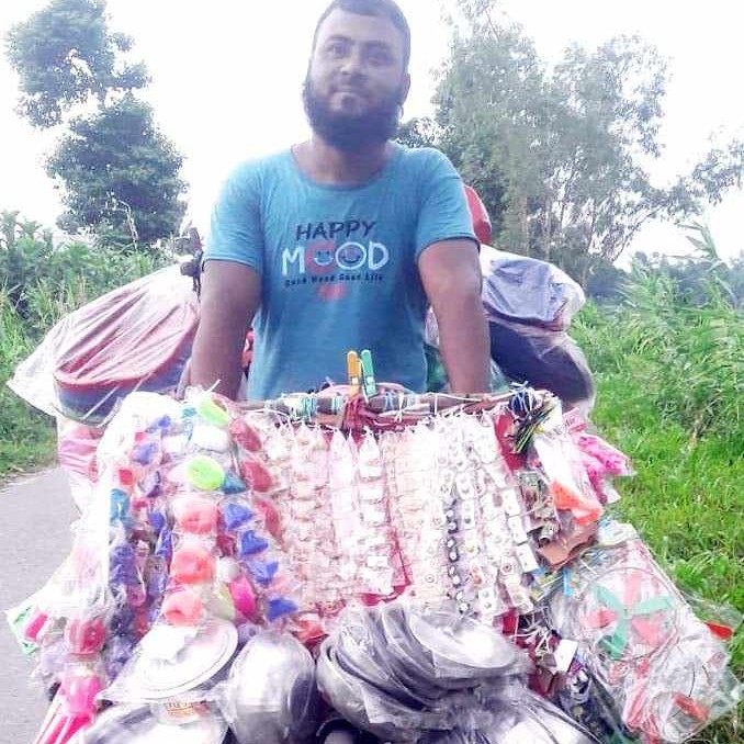 হরেক মাল ব্যবসায়ী ইসমাইলের অবিরাম ছুটে চলা