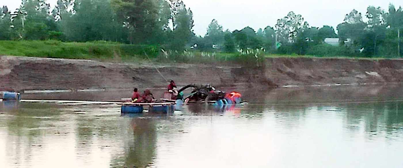 ইসলামপুরে প্রশাসনের চোখ ফাকি দিয়ে বালু উত্তোলন