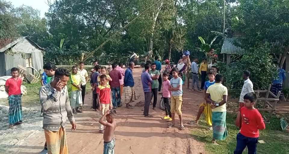 শিবপুরে সন্ত্রাসীদের হাত থেকে বাবাকে বাঁচাতে প্রাণ গেল শিশু সন্তানের