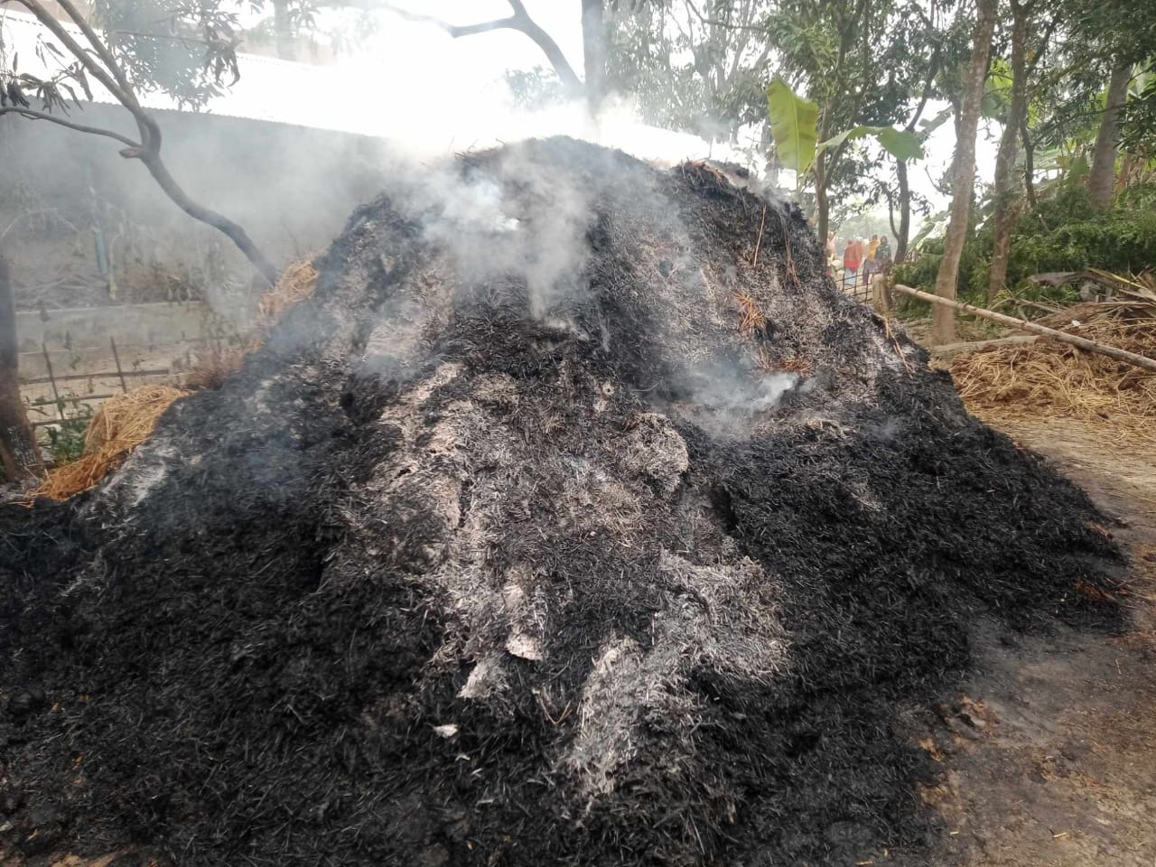 সাপাহারে পূর্ব শত্রুতার জের ধরে খড়ের গাদায় আগুন লাগিয়ে ক্ষতিসাধন