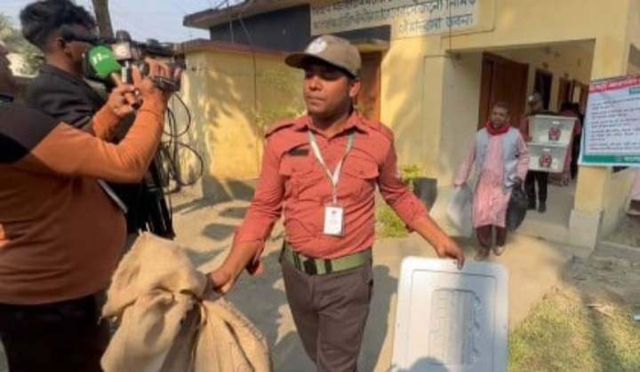 শিবপুরে প্রিজাইডিং কর্মকর্তাকে মারধর, হামলা-ভাংচুর ও ব্যালট পেপার ছিনতাই