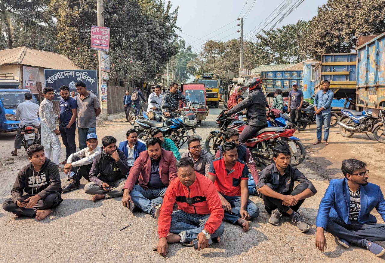 সাংবাদিকের ক্যামেরা ছিনিয়ে নিলেন পুলিশ,প্রতিবাদে মহাসড়ক অবরোধ