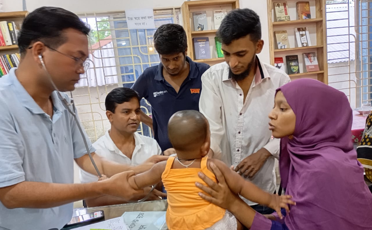 পলাশে ঈদের ছুটিতে ফ্রি চিকিৎসা পেলেন ৩০০ রোগী