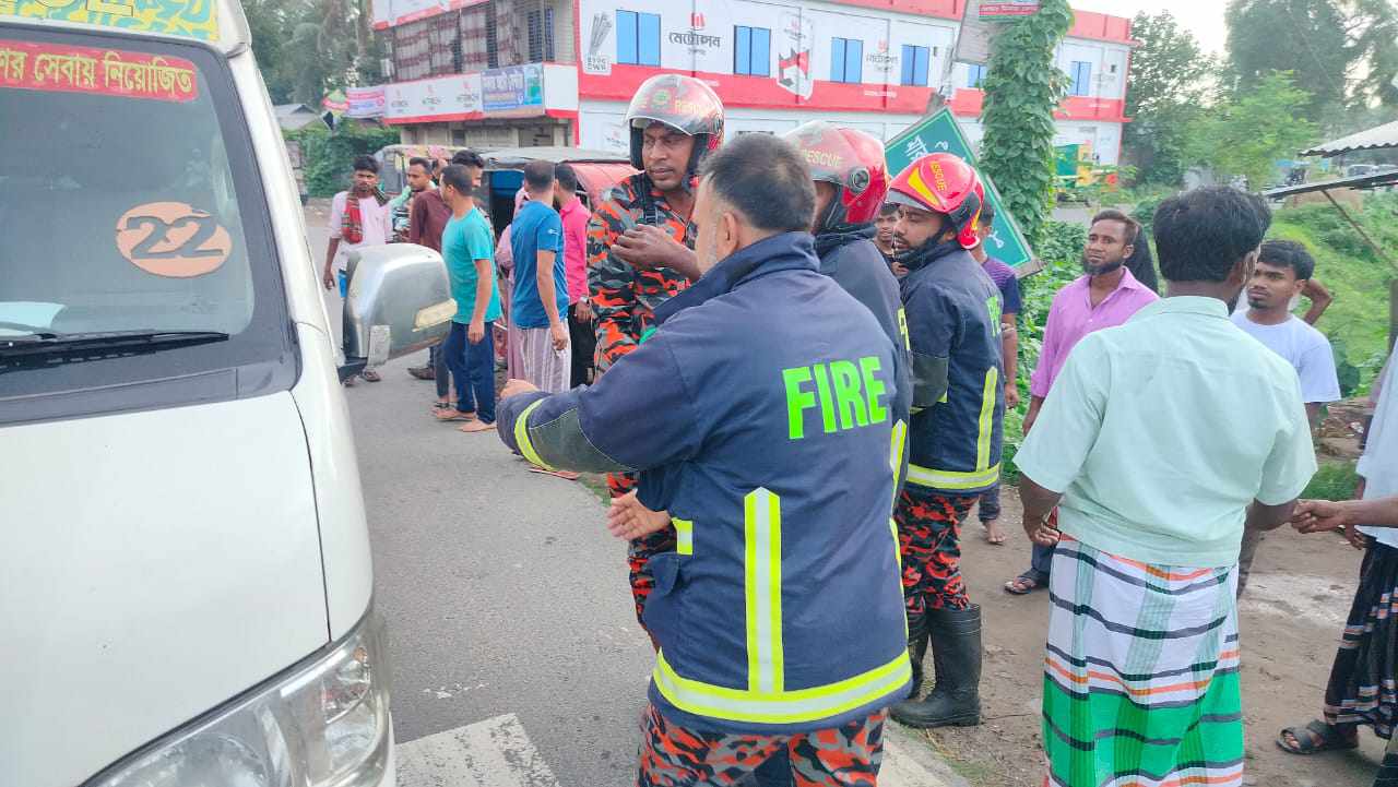 টাঙ্গাইলের মধুপুরে ব্যাটারী চালিত দুটি ইজিবাইকের   মুখোমুখি সংঘর্ষ আহত  ৬