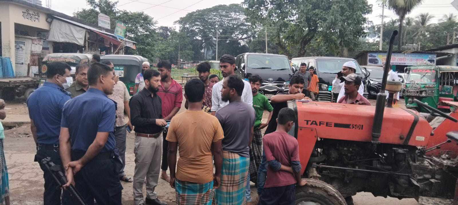 <span>ড্রাইভার কে দশহাজার টাকা জরিমানা / </span>কুমিল্লার মুরাদনগরে ভ্রাম্যমাণ আদালতের অভিযানে দুই ট্রাক্টর ড্রাইভার কে দশহাজার টাকা জরিমানা