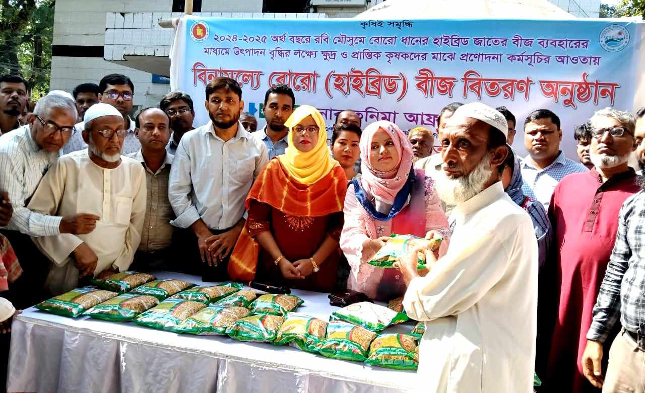 কালীগঞ্জে বিনা মূল্যে ধানের বীজ বিতরণ ও সমলয় চাষাবাদ উদ্বোধন