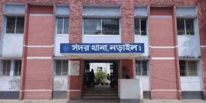 নড়াইলে পুলিশের গাড়ি থেকে আসামি ছিনতাই