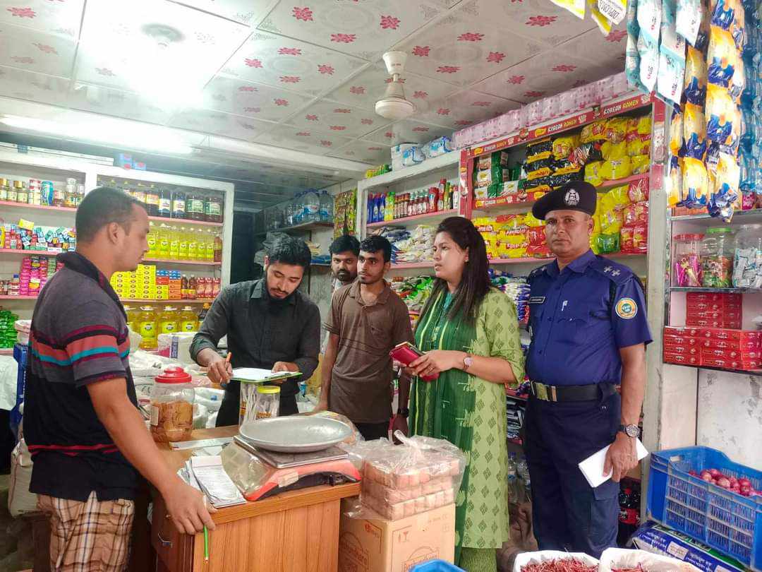 নিষিদ্ধ পলিথিন জব্দ, ৫ হাজার টাকা জরিমানা