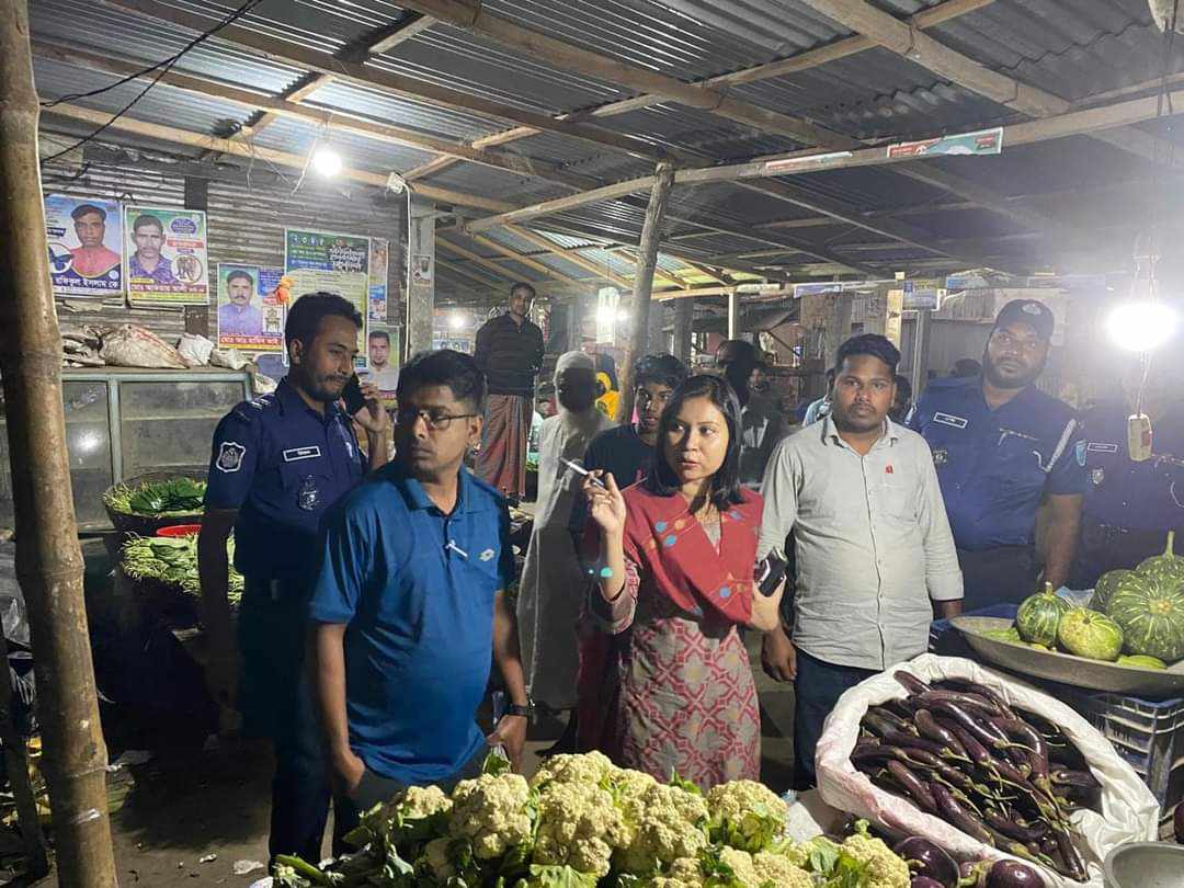 মধুপুরে সরকার নির্ধারিত মুল্যের অধিক পণ্য বিক্রি করায় জরিমানা