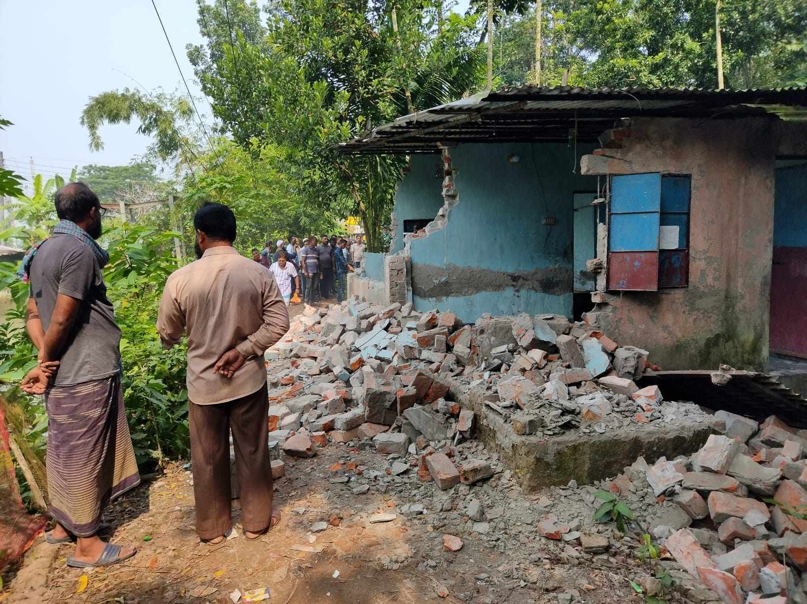 নলছিটি পৌরসভায় দখলদারদের বিরুদ্ধে উচ্ছেদ অভিযান শুরু