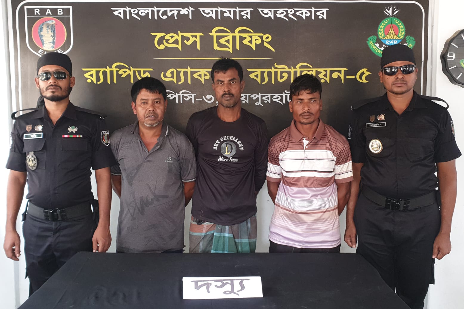 নওগাঁয় র‌্যাবের অভিযানে দস্যুতা চক্রের মূলহোতাসহ তিনজন গ্রেফতার, ছিনতাইকৃত ইজিবাইক উদ্ধার