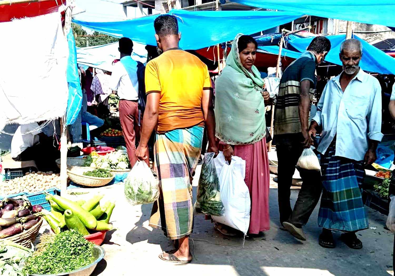 পরিবেশ ধংসকারী নিষিদ্ধ পলিথিনে বাজার সয়লাব দোকানিরা বলছেন বিকল্প নেই