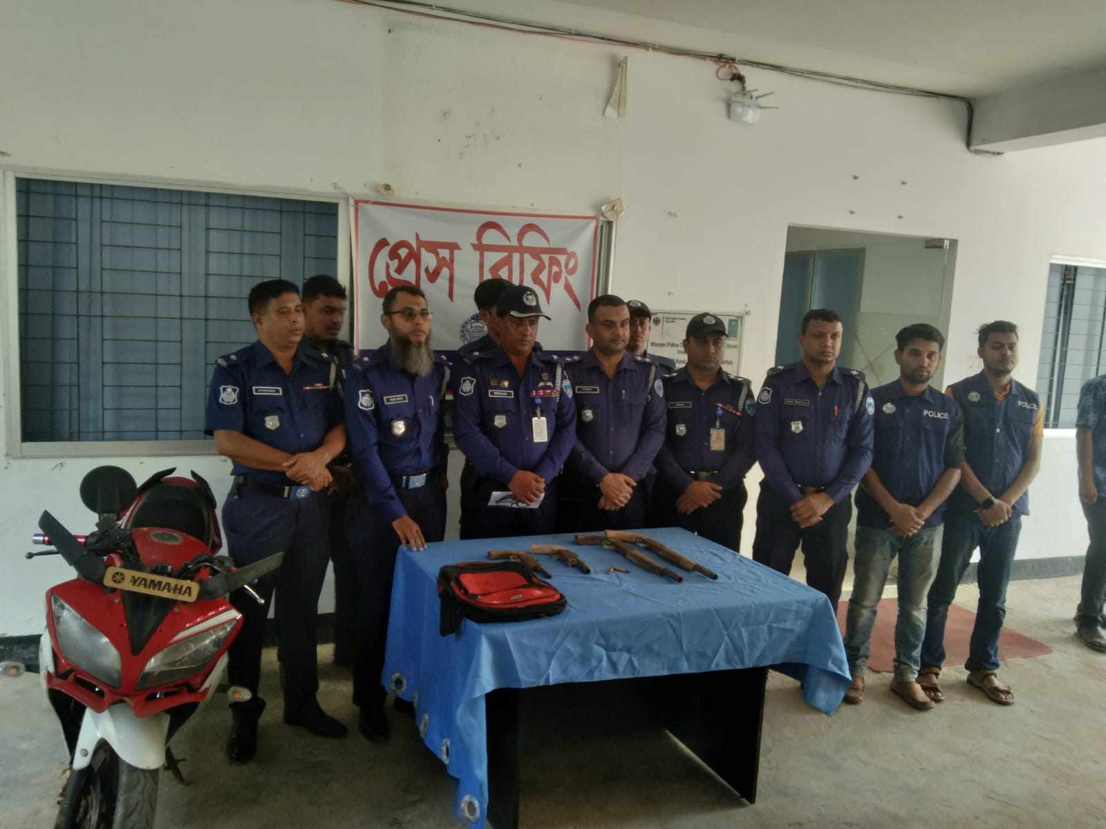 <span> ৪টি আগ্নেয়াস্ত্র ২ রাউন্ড গুলিসহ ২ জন গ্রেফতার / </span>কক্সবাজার থেকে ৪টি আগ্নেয়াস্ত্র ২ রাউন্ড গুলিসহ ২ জন গ্রেফতার