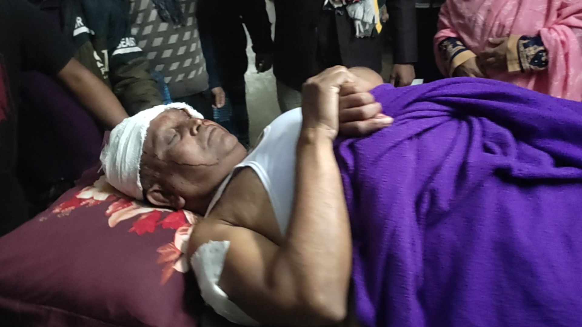 <span> আ'লীগের চেয়ারম্যানকে কুপিয়েছে দূর্বৃত্তরা  / </span>ঠাকুরগাঁওয়ে আ’লীগের চেয়ারম্যানকে কুপিয়েছে দূর্বৃত্তরা 