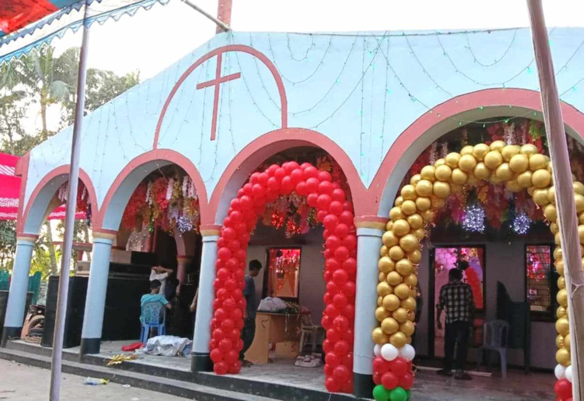 বড় দিন উৎসবে কালীগঞ্জের খ্রিষ্টান পল্লী সেজেছে বর্ণিল সাজে