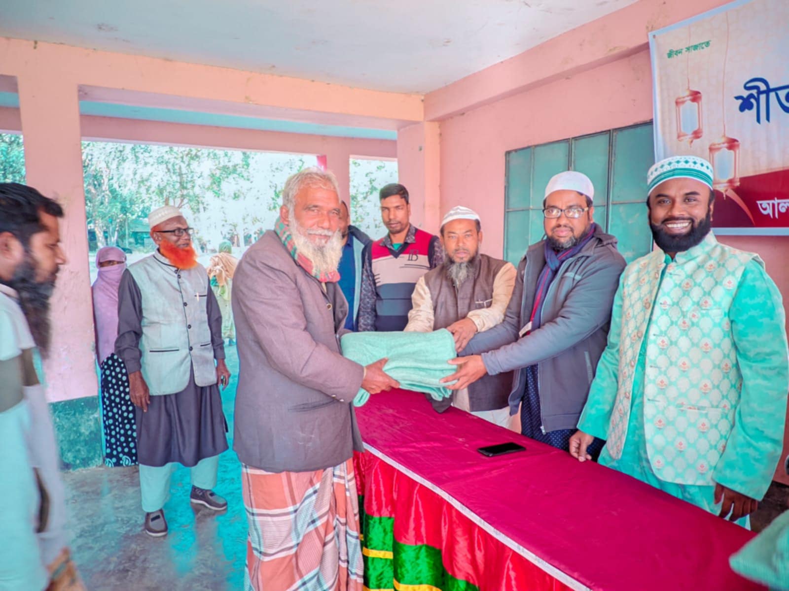 মান্দায় ‘আল-মারজান ফাউন্ডেশনের শীতবস্ত্র বিতরণ 