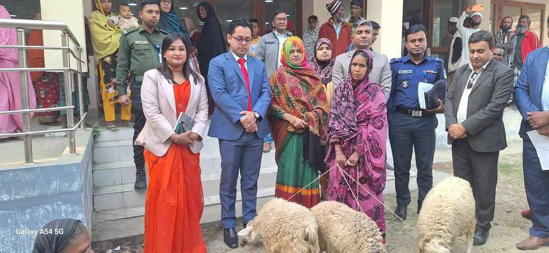 ইসলামপুরে ভিক্ষুকদের মাঝে মনোহারী সামগ্রী ও ছাগল বিতরণ
