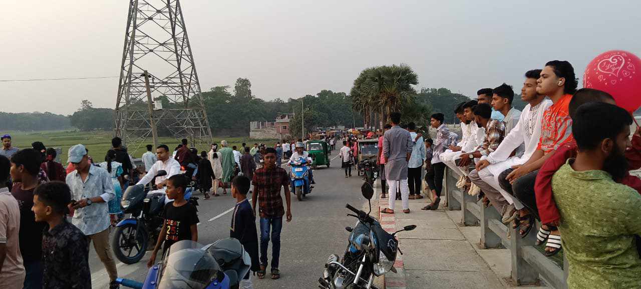 কালীগঞ্জের ফুলদী নলী ব্রীজে ঈদের ছুটিতে হাজারো মানুষের ঢল