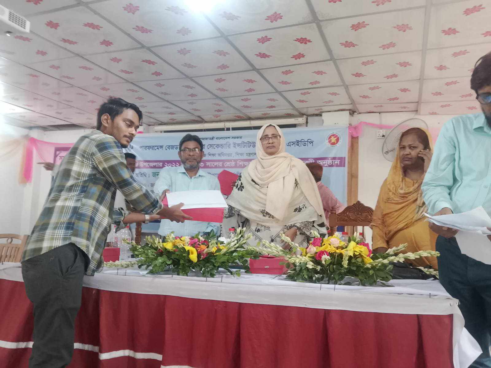 ছাত্র ছাত্রীদের উৎসাহ প্রদানে কালীগঞ্জে কৃতী শিক্ষার্থীদের প্রশাসনের সংবর্ধনা