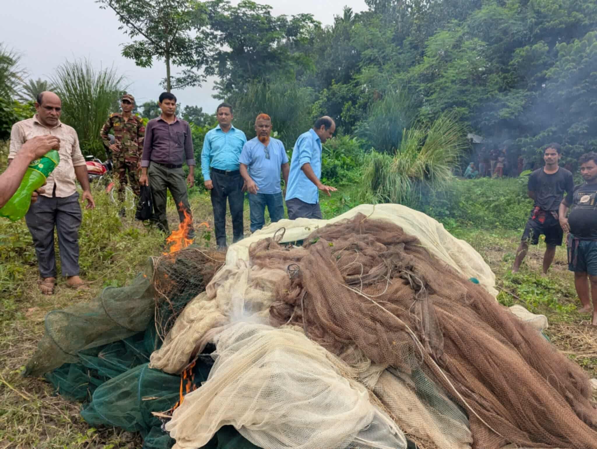 বড়াইগ্রামে সেনা অভিযানে মাছ ধরার ৩০ টি জাল পুড়িয়ে ধ্বংস