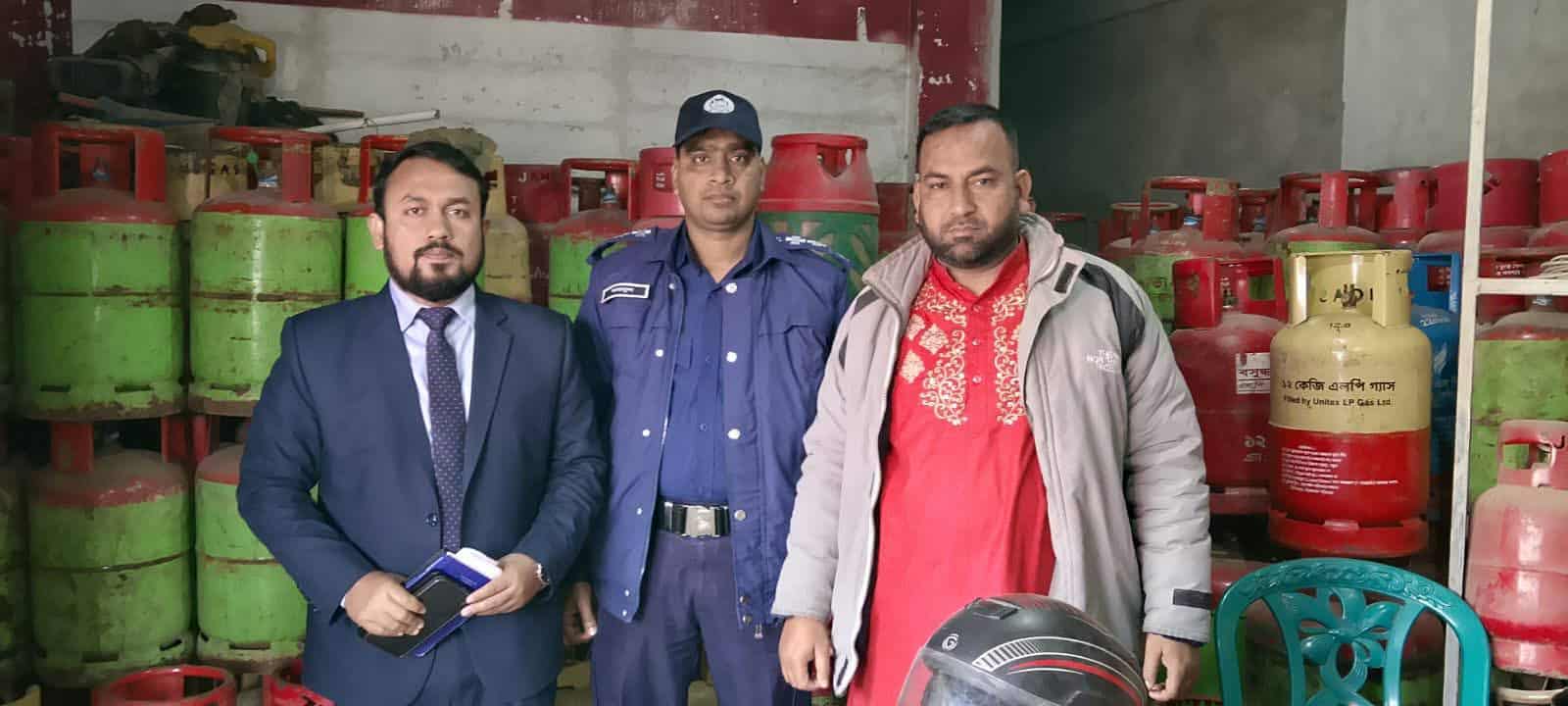 পত্নীতলায় অধিক মূল্যে গ্যাস সিলিন্ডার বিক্রি করায় দুই ব্যবসায়ীকে জরিমানা