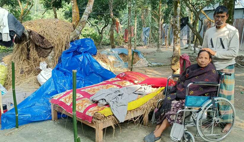 কাউনিয়ায় চারদিন ধরে খোলা আকাশের নিচে অসুস্থ স্ত্রীকে নিয়ে একটি পরিবারের