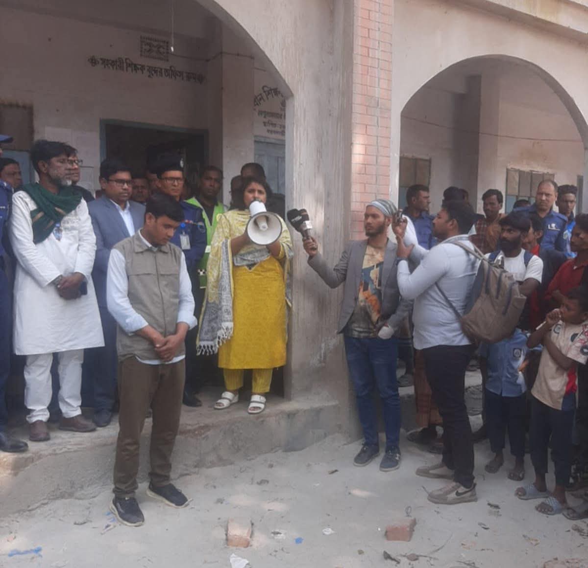 নওগাঁয় ছাত্রীকে ম্যাসেঞ্জারে প্রেমের প্রস্তাব দেওয়ায় মারধরের শিকার দপ্তরি