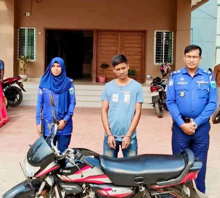 নওগাঁর পত্নীতলায় চোরাই মোটরসাইকেলসহ গ্রেফতার ১