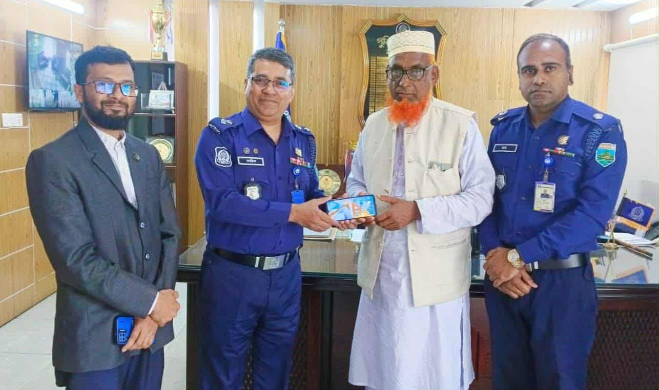 নওগাঁ জেলা পুলিশের তৎপরতায় এমপি’র হারনো ফোনসহ ১২৬টি ফোন উদ্ধার