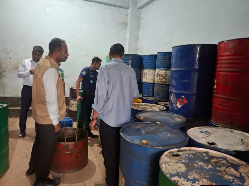 জামালপুরে ১২ ড্রাম মজুদ থাকা সত্যেও বাইকচালকদের তেল নাই বলায় জুই এন্টারপ্রাইজকে ৫০ হাজার টাকা জরিমানা