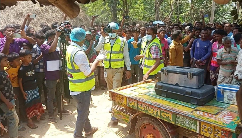 নওগাঁর নিয়ামতপুরে একই পরিবারের চারজনকে গলা কেটে হত্যা, চারজন পুলিশ হেফাজতে