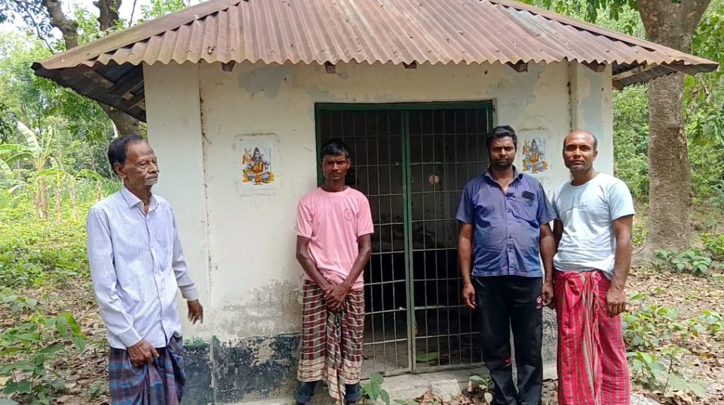 মান্দায় জয়কালী মন্দির রক্ষায় পুকুর খননে অনুমতি না দেওয়ার দাবী; এলাকার সনাতনী ধর্মাবলম্বীদের