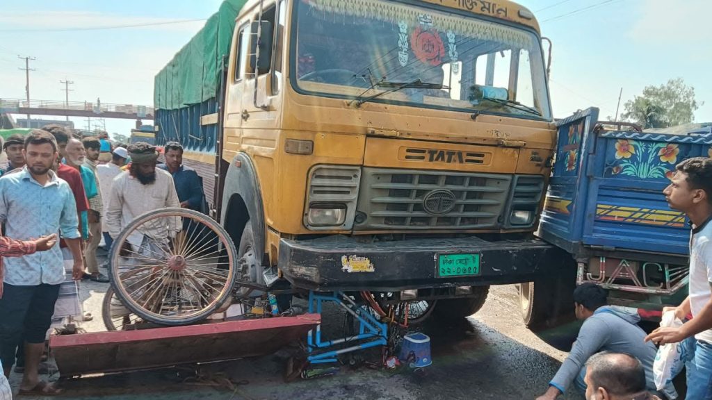 সিংড়ায় ট্রাকচাপায় অটোভ্যান যাত্রী নিহত, আহত ৩