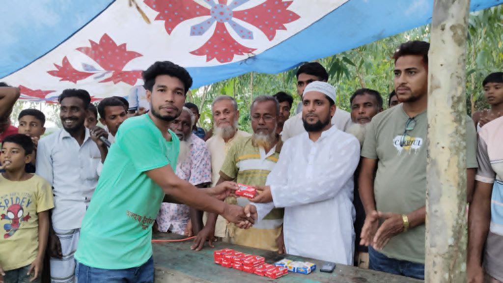 করাতীপাড়ায় বিবাহিত বনাম অবিবাহিতদের প্রীতি ফুটবল ম্যাচ অনুষ্ঠিত