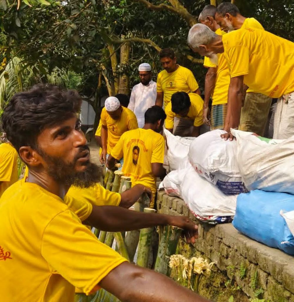 মান্দায় নিজ অর্থায়নে চেয়ারম্যান প্রার্থী মাহবুব আলমের রাস্তা সংস্কার