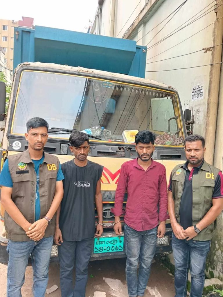 গাজীপুরে ডিবি পুলিশের অভিযানে ১২০ কেজি গাঁজাসহ দুই মাদক কারবারি গ্রেফতার, উদ্ধার কাভার্ড ভ্যান