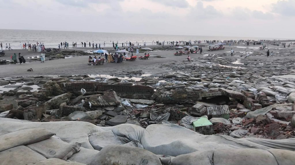 কুয়াকাটা সমুদ্র সৈকত ধ্বংসের মুখে: অবহেলা, অপরিকল্পিত কর্মকাণ্ডে হারাচ্ছে সৈকতের  বেলাভূমি।।