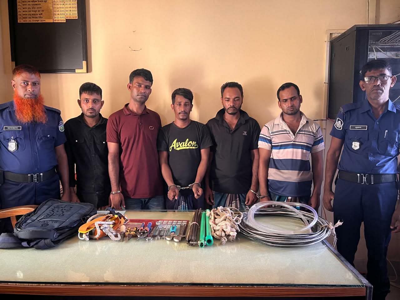 জামালপুরের মাদারগঞ্জে ট্রান্সফর্মার চুরি: সংঘবদ্ধ চোরচক্রের ৫ সদস্য গ্রেফতার