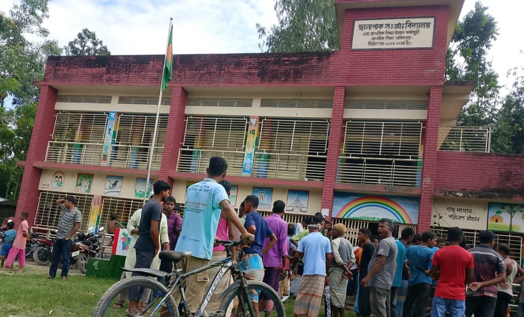 রংপুরে স্কুল ছাত্রীকে যৌন হয়রানির অভিযোগ শিক্ষক সাময়িক বরখাস্ত