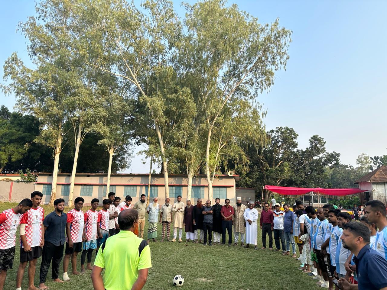 মান্দায় বিবাহিত-অবিবাহিত প্রীতি ফুটবল ম্যাচ, জয় অবিবাহিতদের