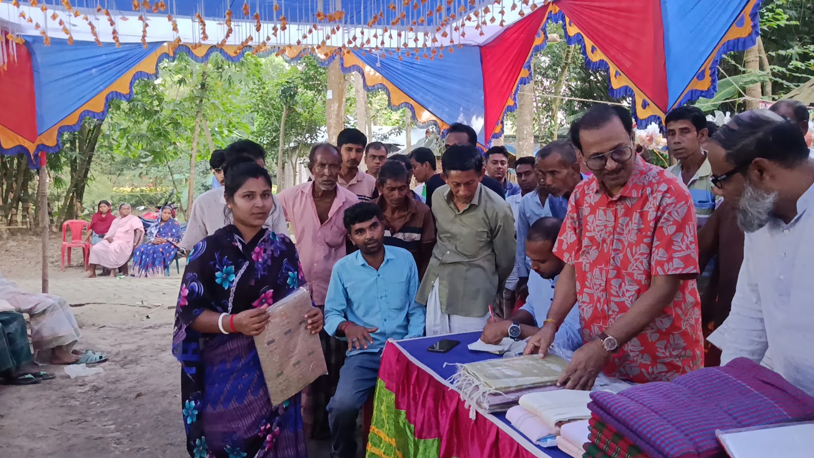 নওগাঁর মান্দায় লক্ষ্মী পূজা উপলক্ষে ১৫০ জন অসহায় মানুষের মাঝে বস্ত্র বিতরণ