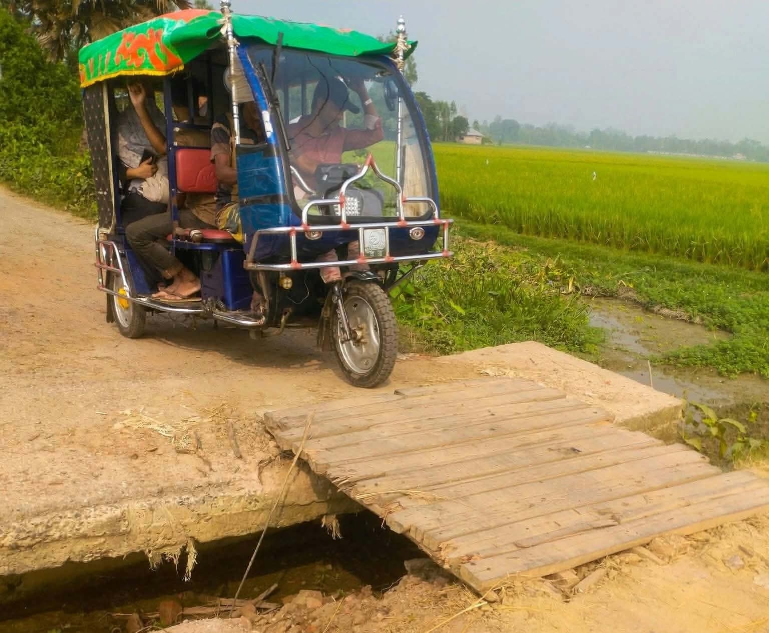 রণবাঘা টু বোয়ালিয়া সড়কে ঝুঁকিপূর্ণ কালভার্ট, দুর্ভোগে এলাকাবাসী