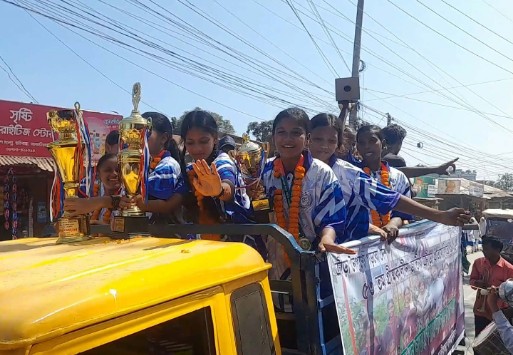 কাবাডিতে দেশসেরা হাতীবান্ধার শাহ গরীবুল্যাহ বিদ্যালয়ের মেয়েরা