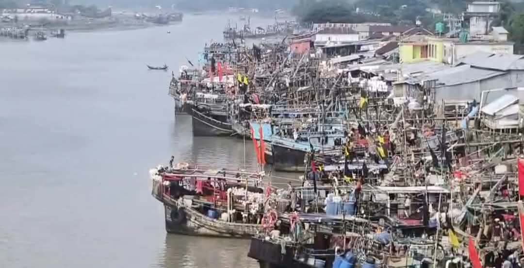 ইলিশ প্রজনন বৃদ্ধির লক্ষ্যে আজ মধ্যরাত থেকে শুরু হচ্ছে সমুদ্রে ২২ দিনের নিষেধাজ্ঞা