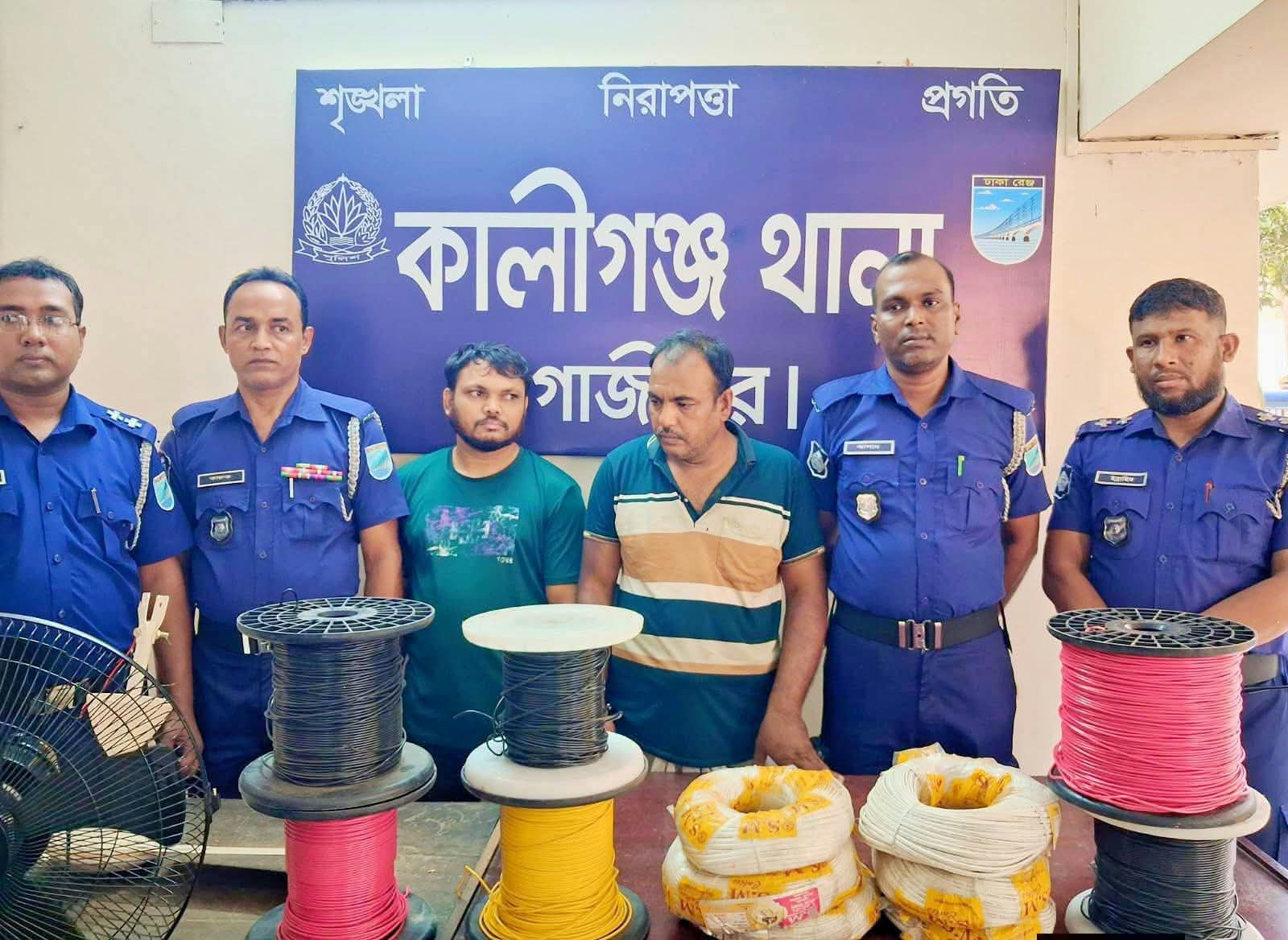 কালীগঞ্জে দোকানে চুরির পনের দিন গ্রেফতার-২, মালামাল জব্দ